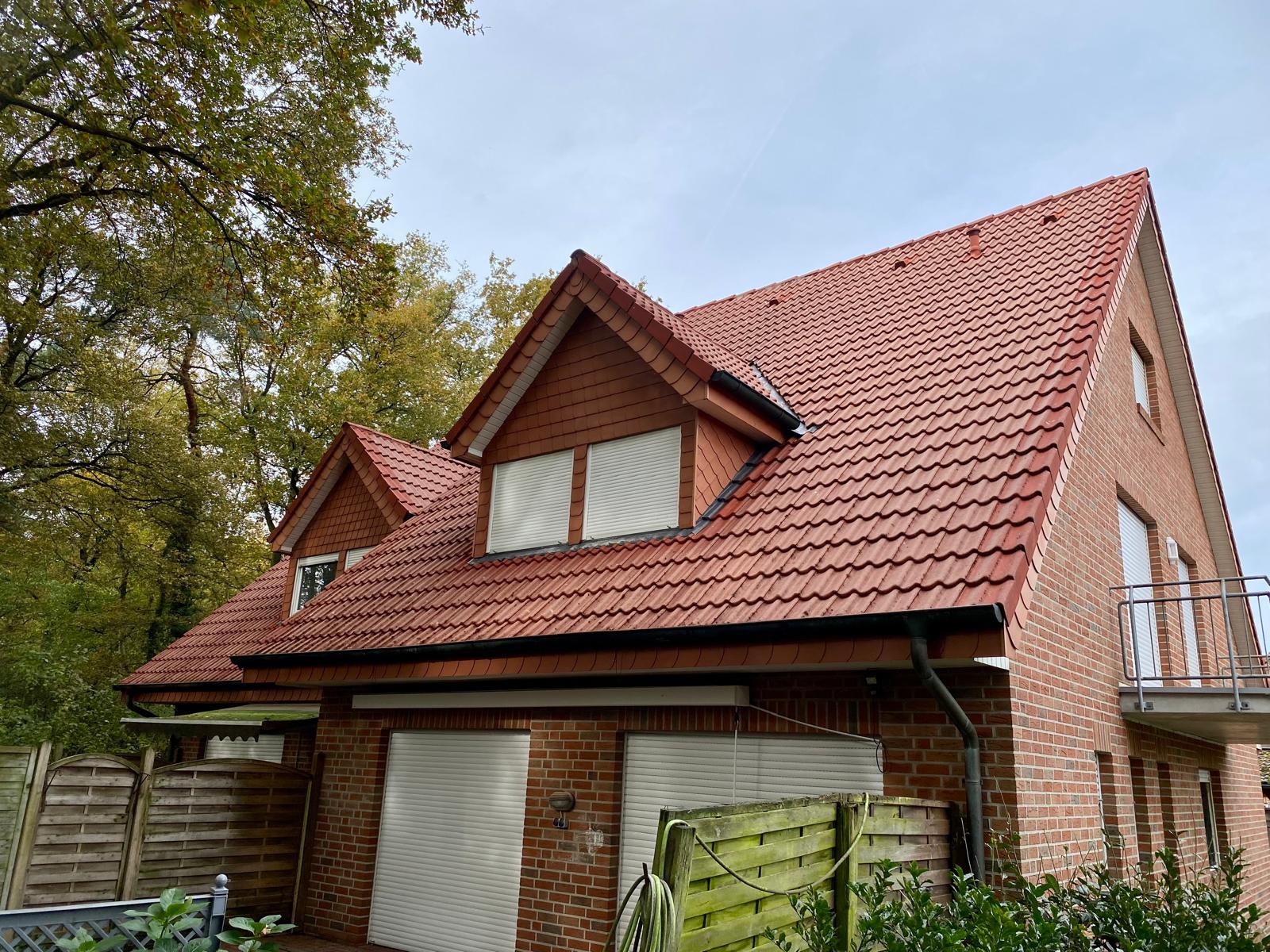 Dachreinigung Herzlake Nachher: Das saubere Dach strahlt nach der professionellen Behandlung.